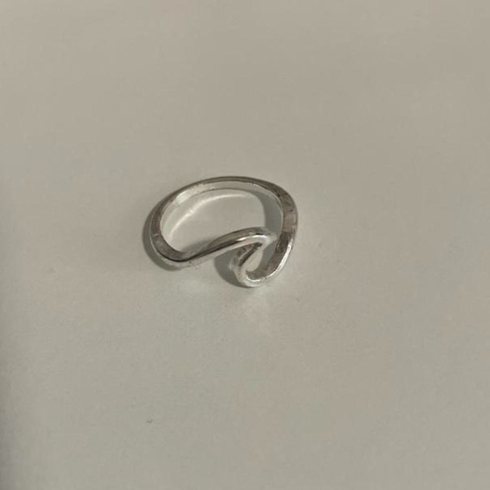 Pura Vida "Wave Ring" color: silver